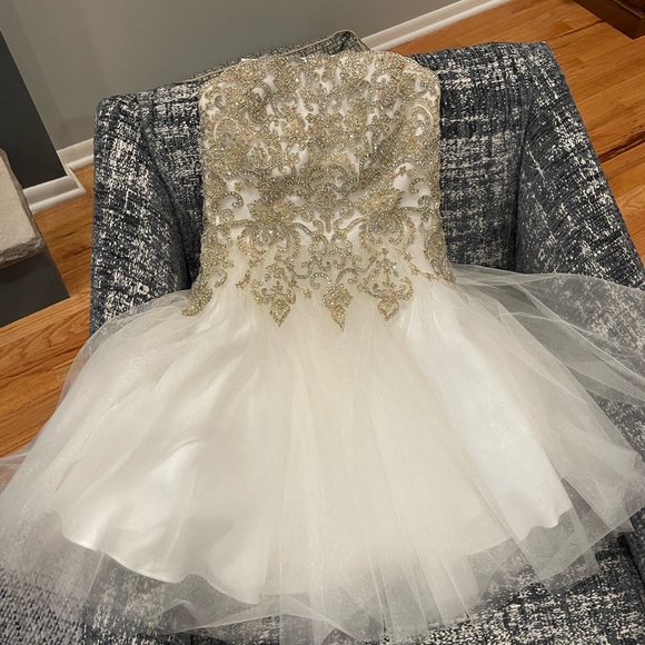 White Jovani organza dress. Exquisite gold detailing. - Picture 4 of 8